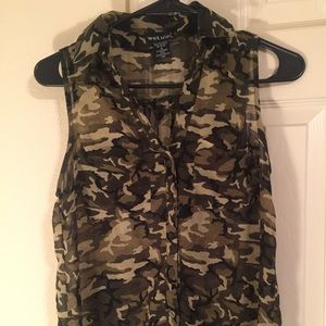 Camouflage Patterned Sleeveless Button Down